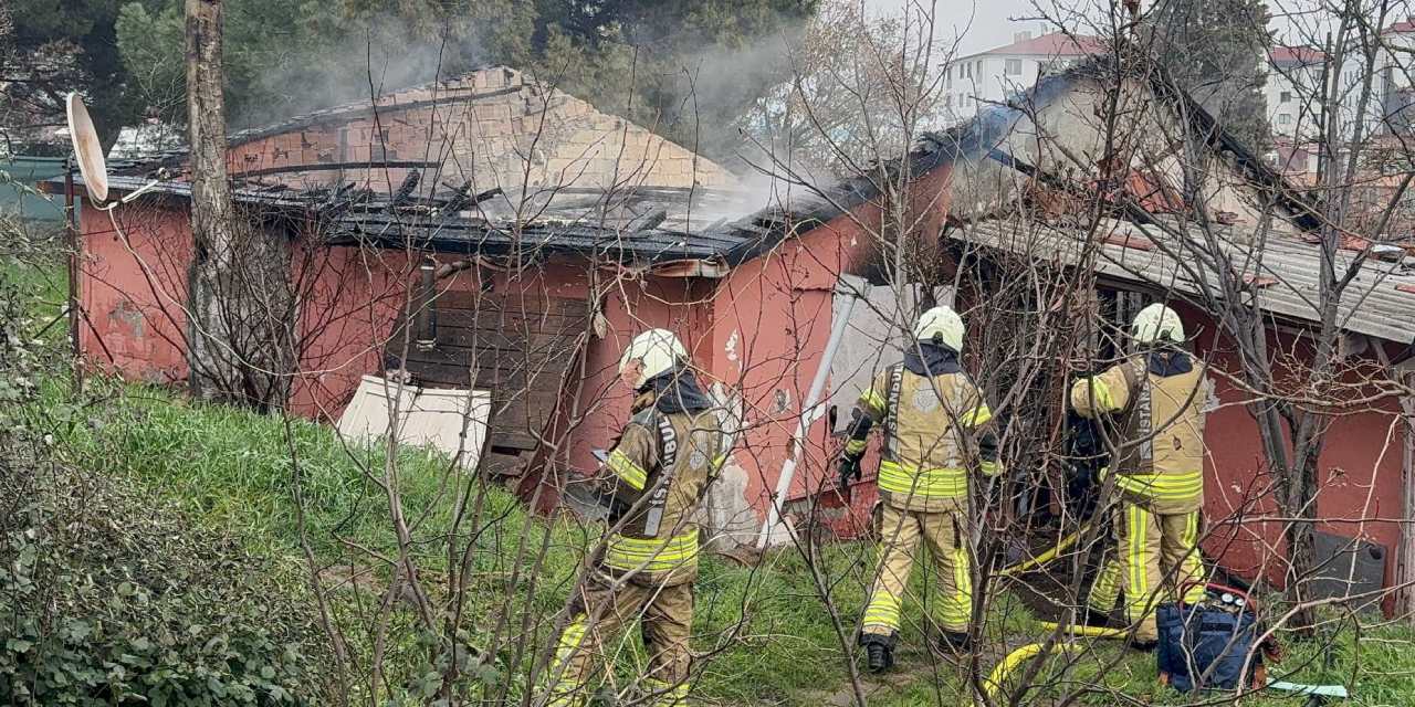 Pendik'te gecekondu yangını: Ev kullanılamaz hale geldi