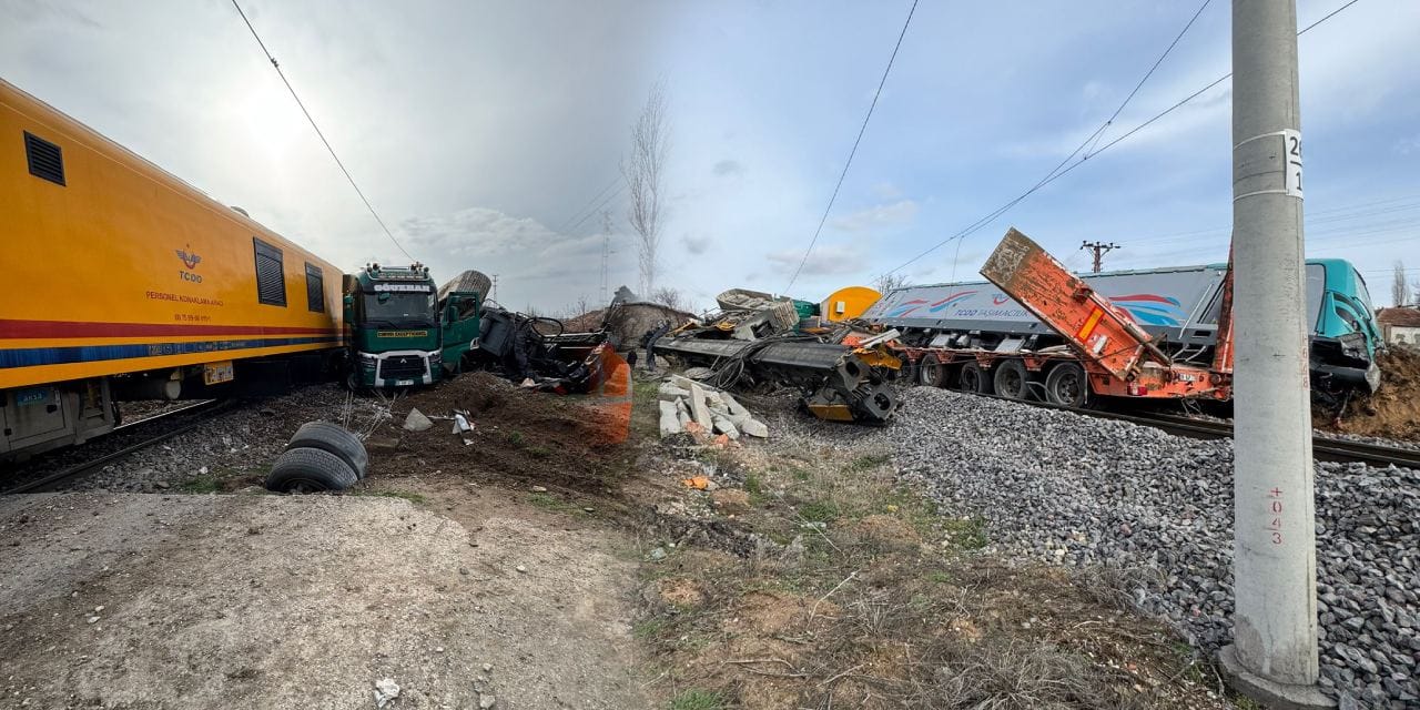 Nevşehir'de facia! Yük treni, iş makinesi yüklü TIR'a çarptı
