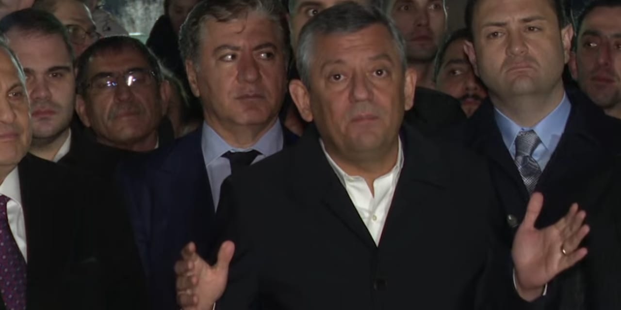 Özgür Özel'den 3 harfli marketlere sert uyarı: Tüketimden gelen gücümüzü görecekler