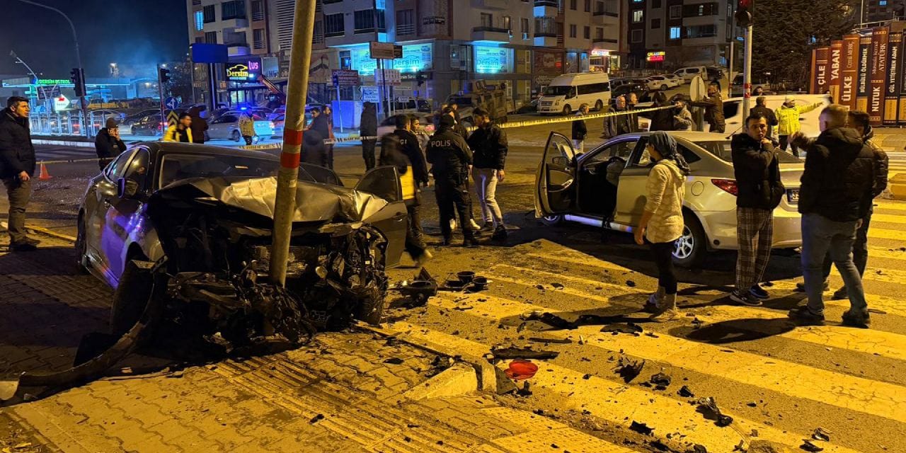 Kavşakta feci kaza: Otomobiller kafa kafaya çarpıştı! 1'i ağır 4 yaralı