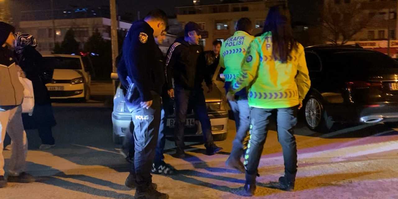 Oğluna kesilen cezaya isyan etti: Aracı vermemek için kaputa oturdu!