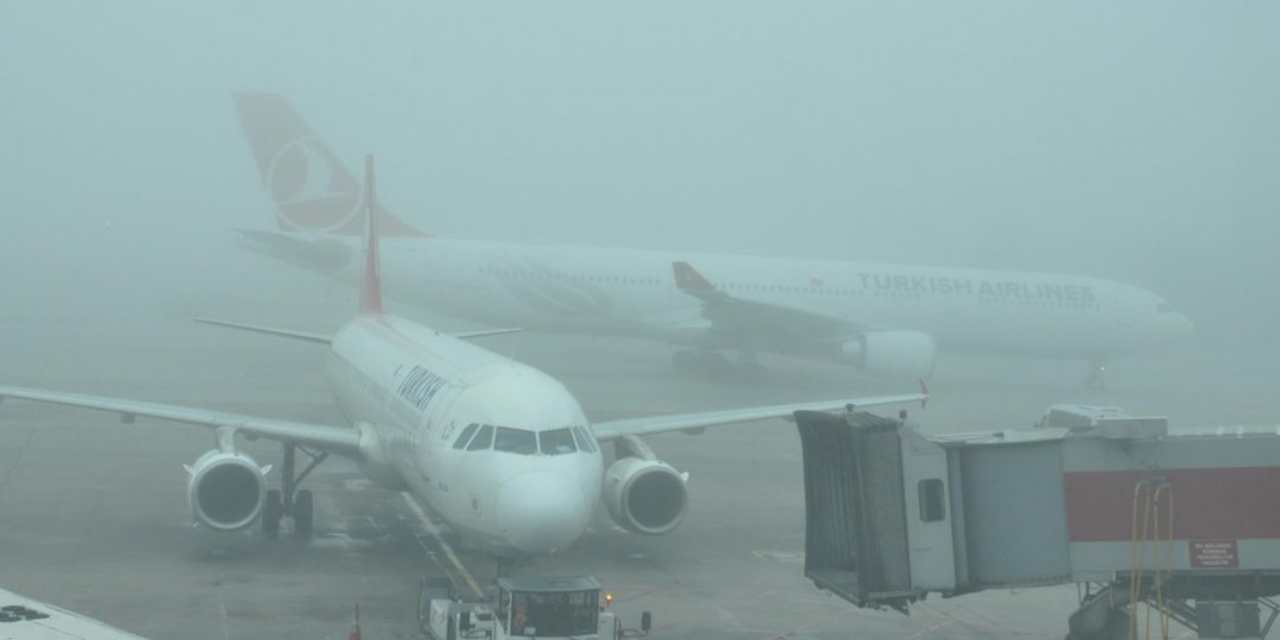 İstanbul'da hava ulaşımına sis engeli: 24 uçak başka havalimanına yönlendirildi