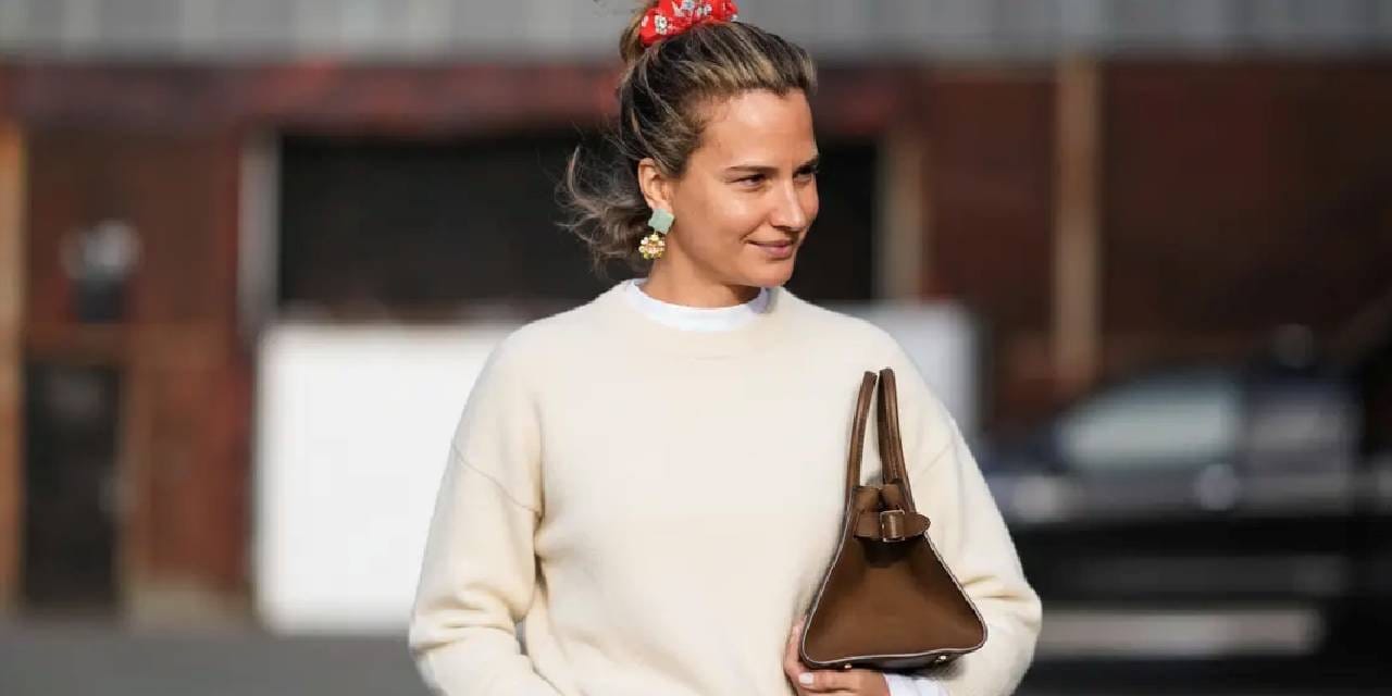 Bir tişörtten daha fazlası! Kazak altı beyaz tişört aslında gizli imzanız