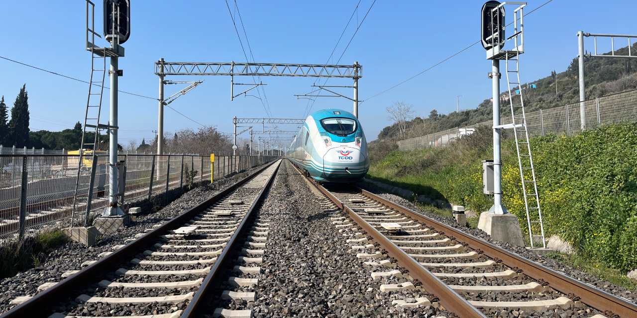 Tel örgüleri aşıp raylara girdi: Yüksek hızlı trenin altında kaldı!