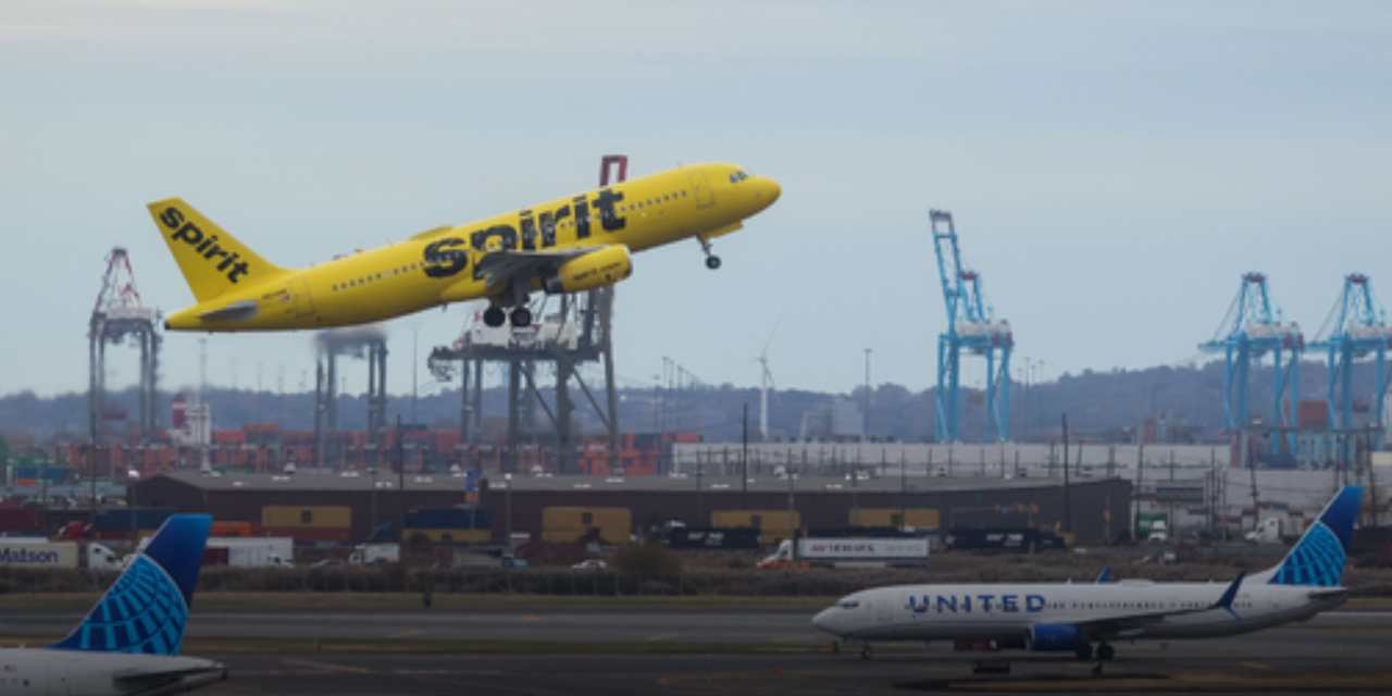 Taksi yapan iki uçak havalimanında çarpıştı