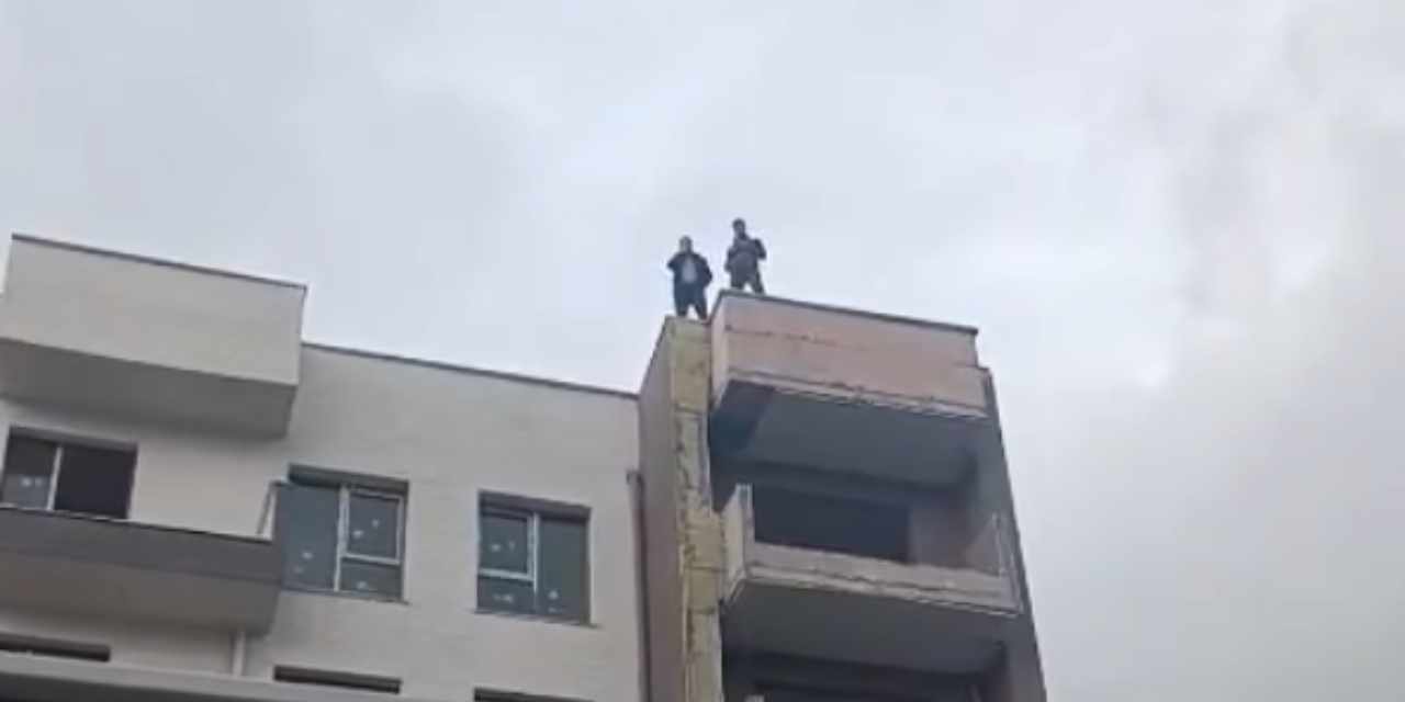 Deprem kentinde işçiler eylemde: Haklarını aramak için çatıya çıktılar!