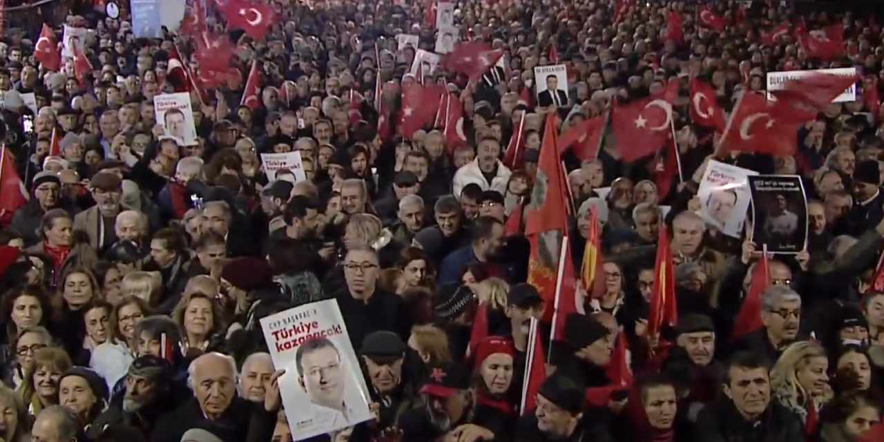 CHP'nin 94'üncü mitingi Eyüpsultan'da: Tarihe geçecek miting için binlerce yurttaş meydanı doldurdu