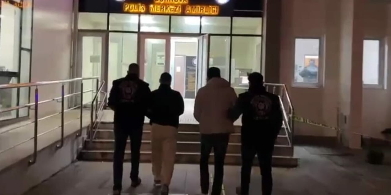 Kendilerini polis olarak tanıtıp 2 kişiyi gasbettiler! Biri 61 yıl kesinleşmiş hapisle aranıyormuş!