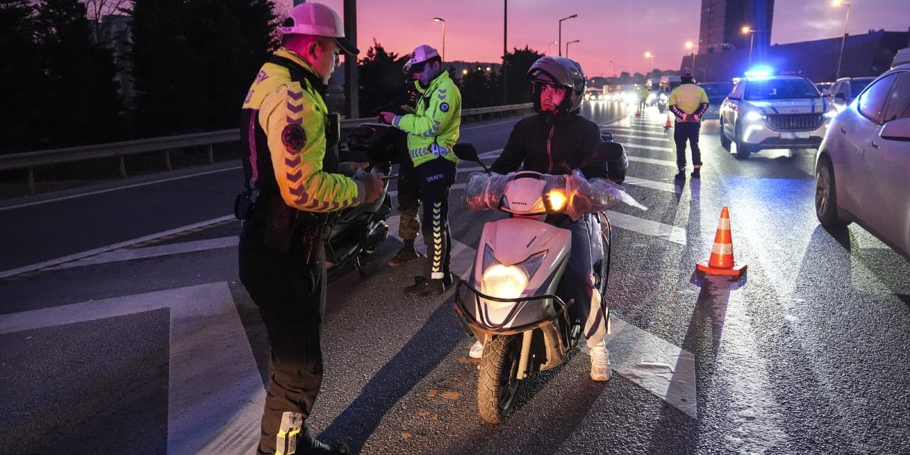 Polis 'işe geç kalanlara' cezayı kesti
