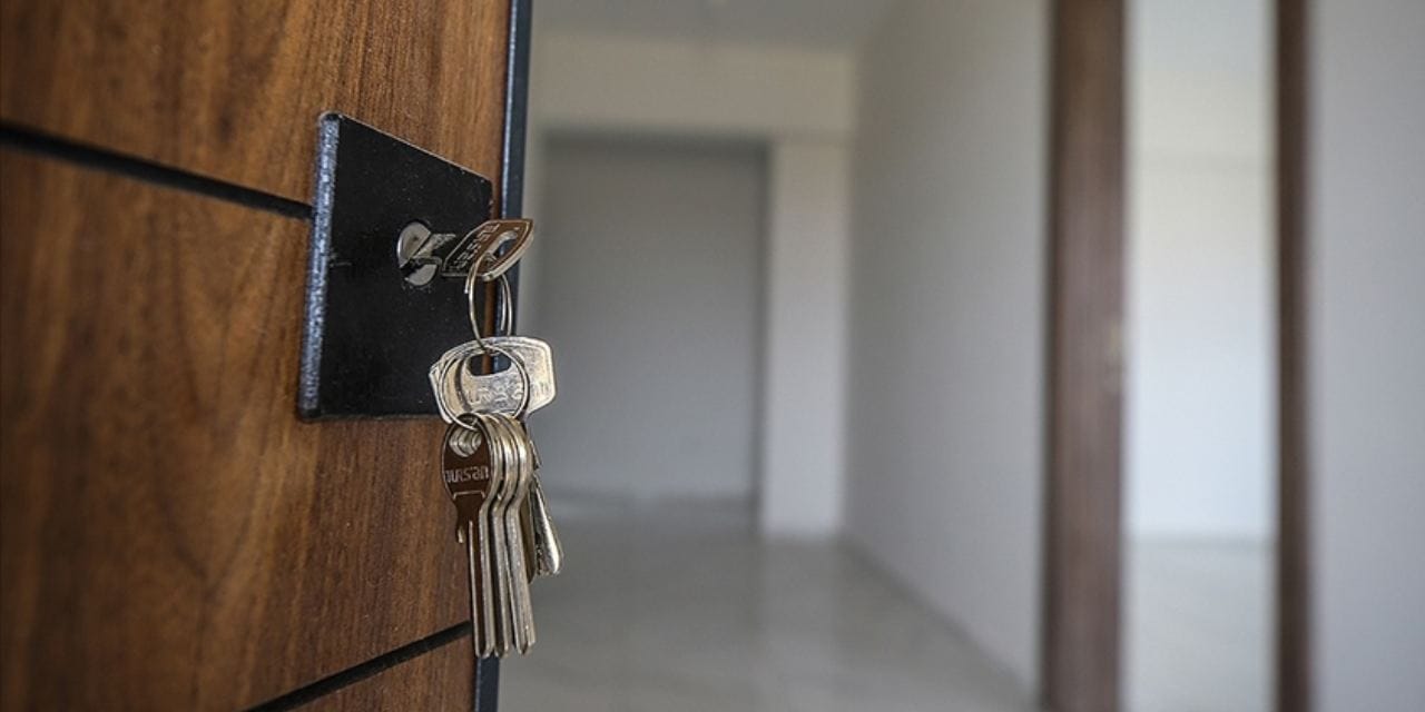 "Evimden çık" dediği kiracısını sokak ortasında katletti