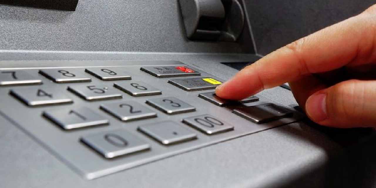 ATM’ye kartı sokmadan önce bunu mutlaka yapın! Meğer her şey o tuşla başlıyormuş