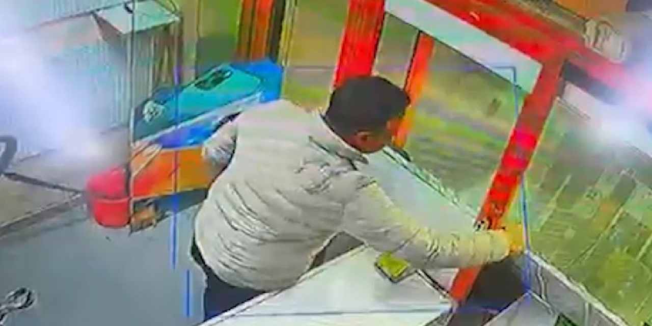 Bir çırpıda vitrindeki telefonu çaldı: Esnaf kıskıvrak yakaladı