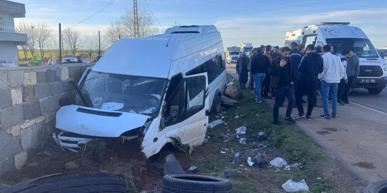 İşçileri taşıyan minibüs bahçe duvarına çarptı: 10 yaralı