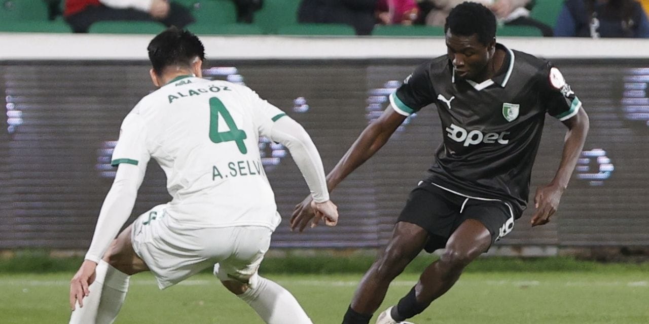 Sahalarımızda görmek istemediğimiz çok çirkin olay: Bu yüzden maç durdu