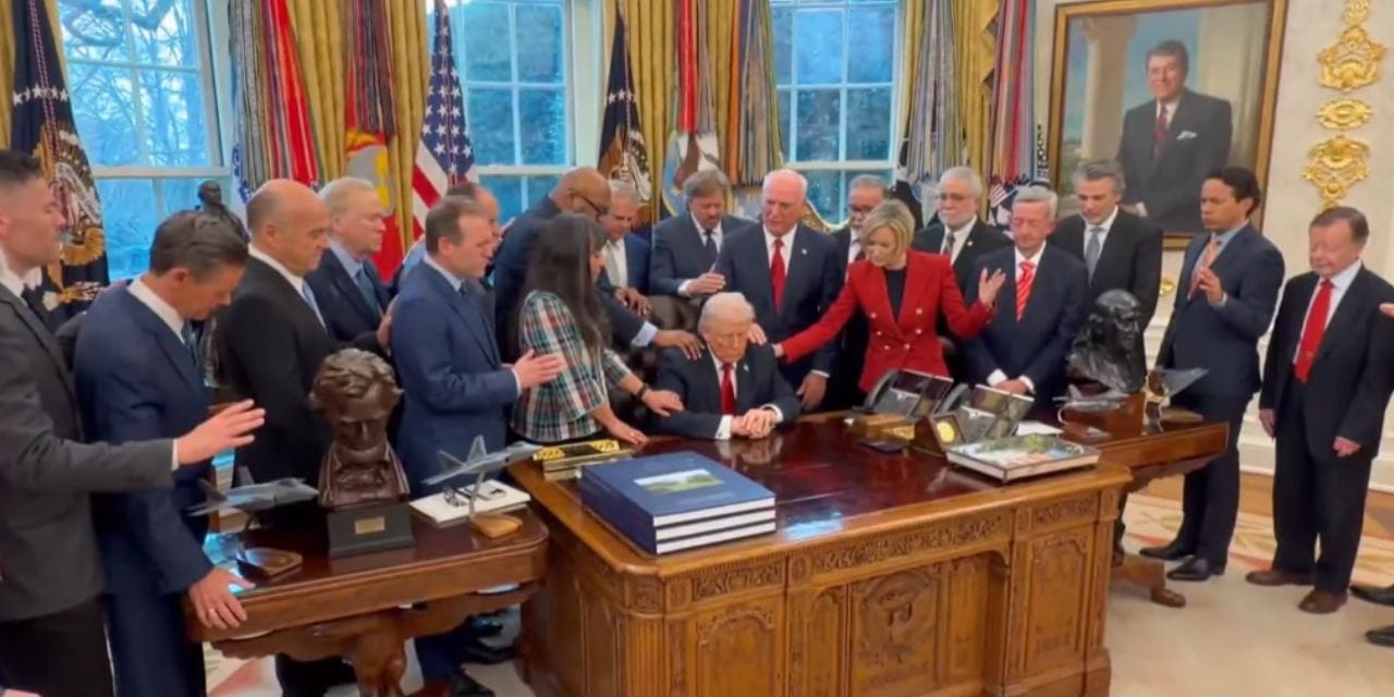 Oval ofiste dua seansı! Trump’ı çembere alıp ayin yaptılar