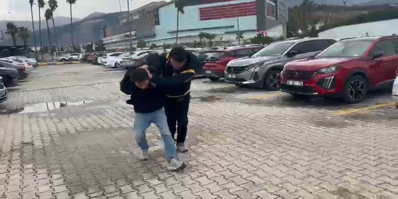 İstasyon tuvaletine girip 15 kadını kaydetti!