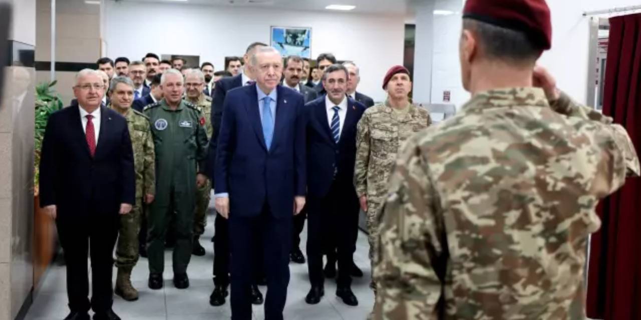 Bordo berelilerle iftarda gözden kaçan detay: Erdoğan’ı karşılayan General neden 3 yıl hapiste yattı?