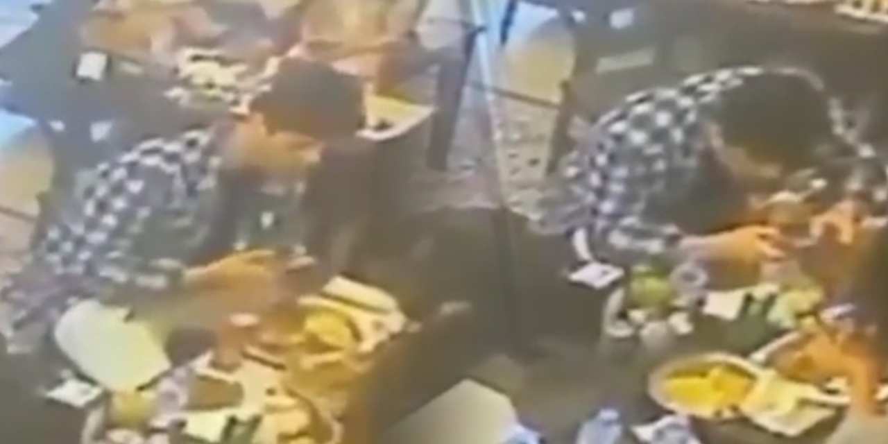 Ocakbaşında kabusu yaşadı! Yemeğinden çıkan böcek dudağını yaraladı