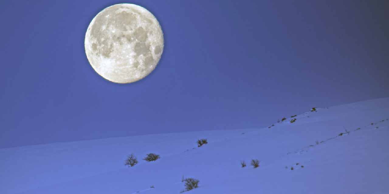 Karlı dağlar ile dolunay aynı karede! Görenler mest oldu