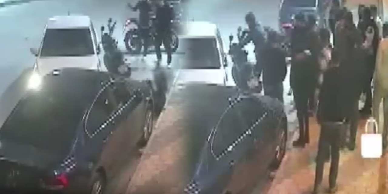 Kontrolden çıkan otomobil önce motosikletliye sonra park halindeki araca çarptı!