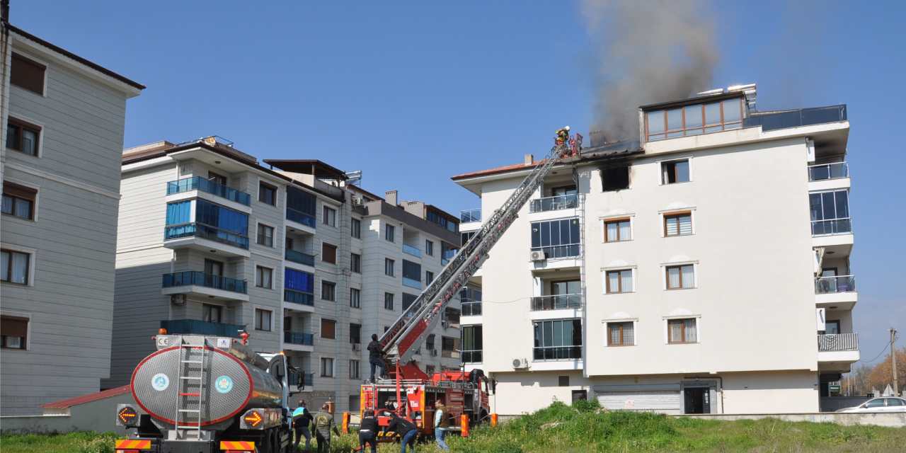 Manisa'da 4 katlı binada yangın!