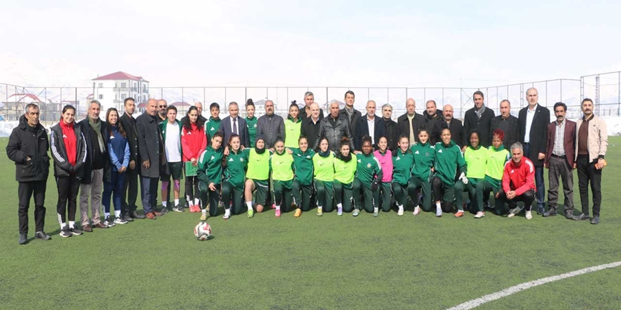 Köy ve mahalle muhtarları şampiyon takımı ziyaret etti