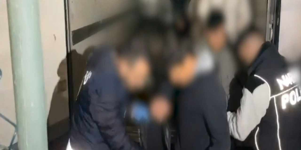 İran sınırında 'kaçak göçmen' operasyonu: TIR'ın içinden çıktılar