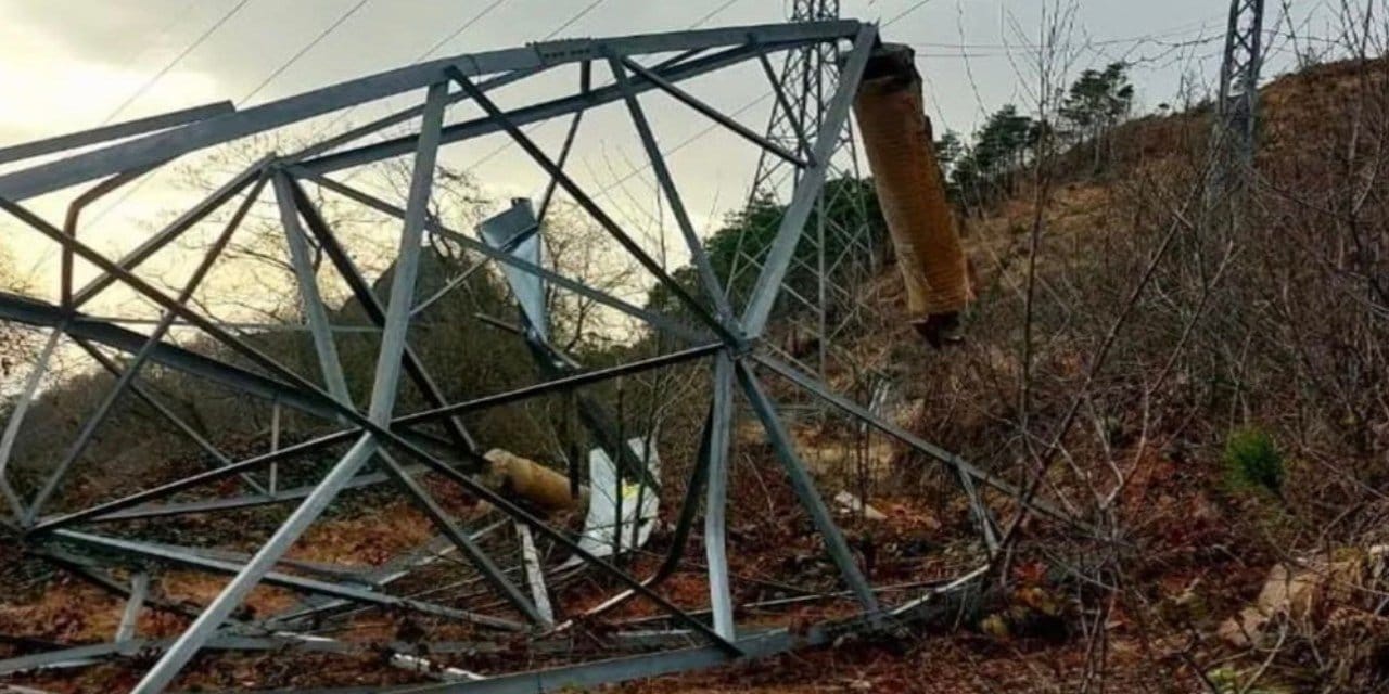 Vinç kiralayıp direklerden milyonluk kabloları çaldılar