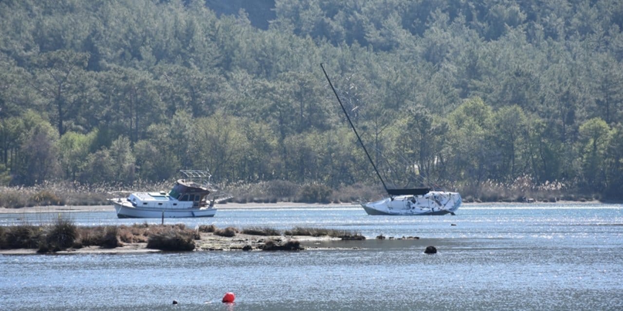 Marmaris'te deniz çekildi: Tekneler yan yattı