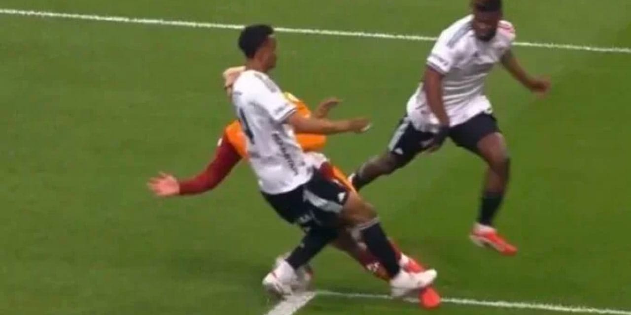 Galatasaray'da penaltı itirazı: Taraftarlar isyan etti