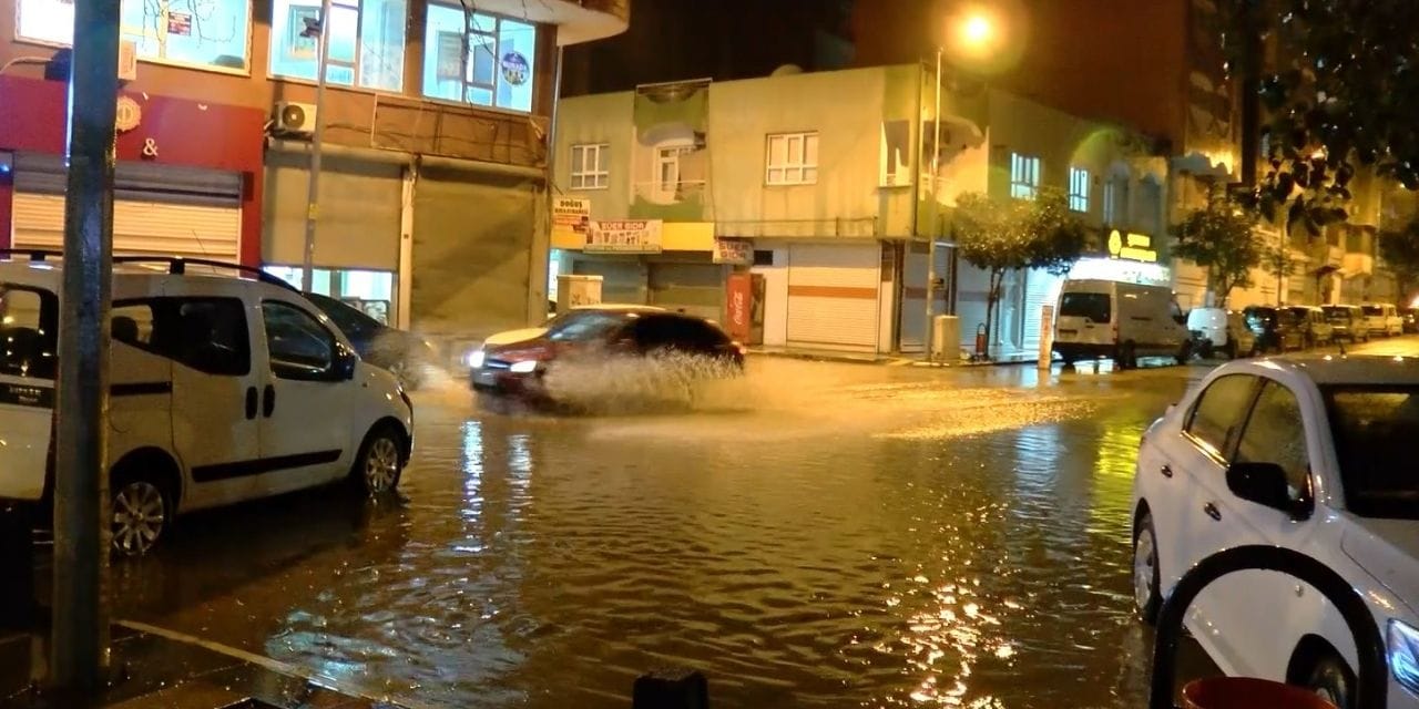 Kızıltepe'de sağanak hayatı felç etti