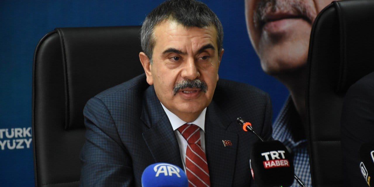 Bakan Tekin'e göre AKP'den önce okullarda tuvalet yokmuş