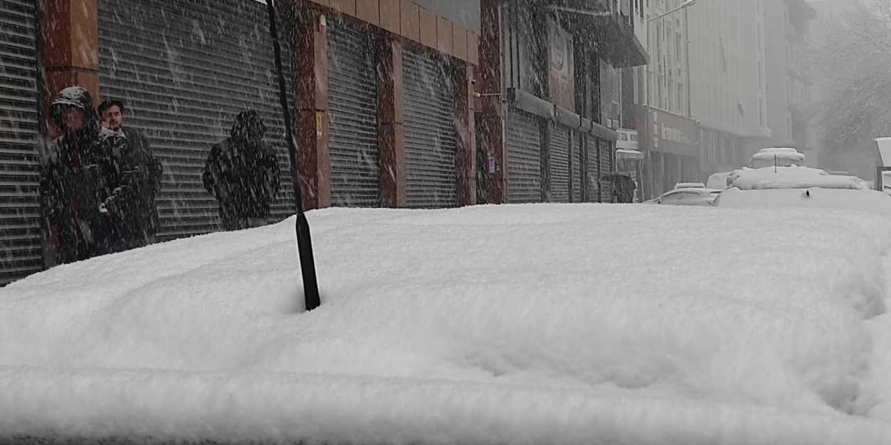 Kar kalınlığı 40 santimetreyi buldu: 216 yol ulaşıma kapandı