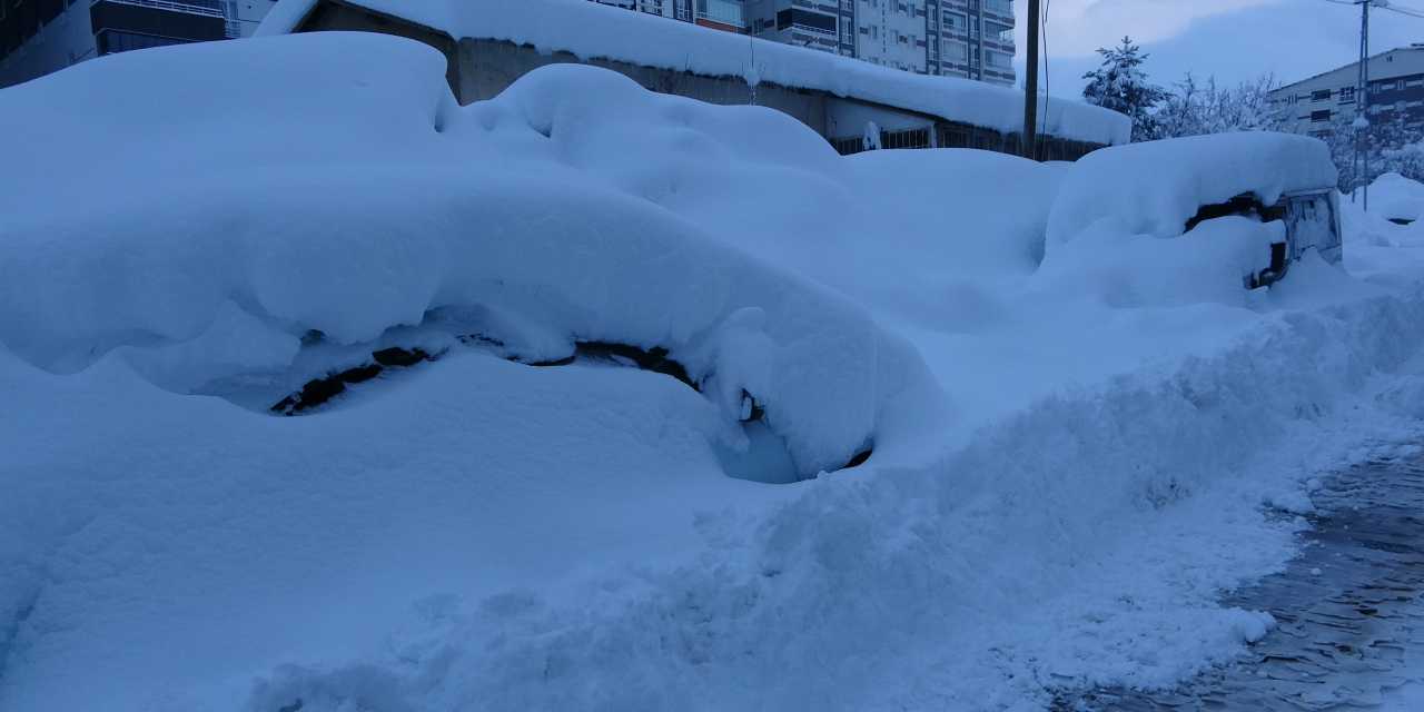 Bitlis kar altında kaldı: Evler, araçlar ve tabelalar görünmez hale geldi!