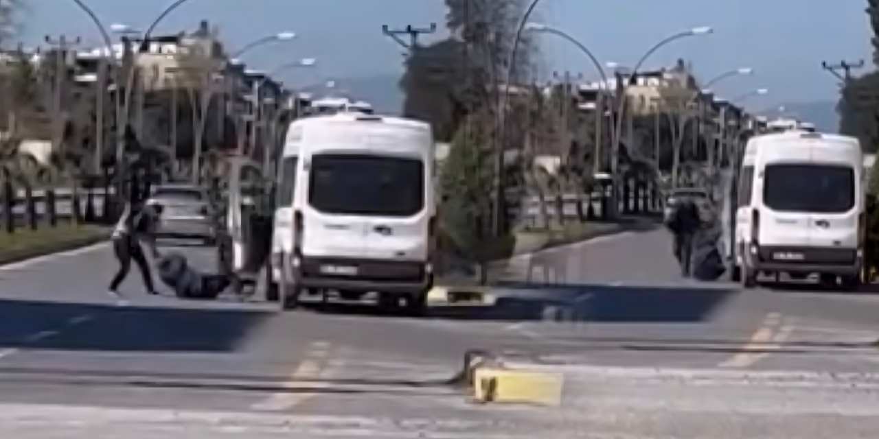 Hatay’da korkunç anlar! Durak görevlisi minibüs şoförünü darbetti