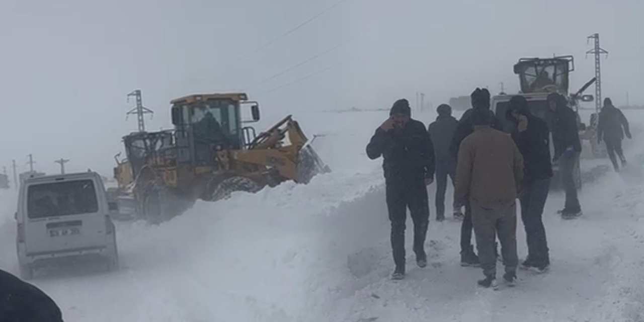 Kars kara teslim! 12 araç mahsur kaldı