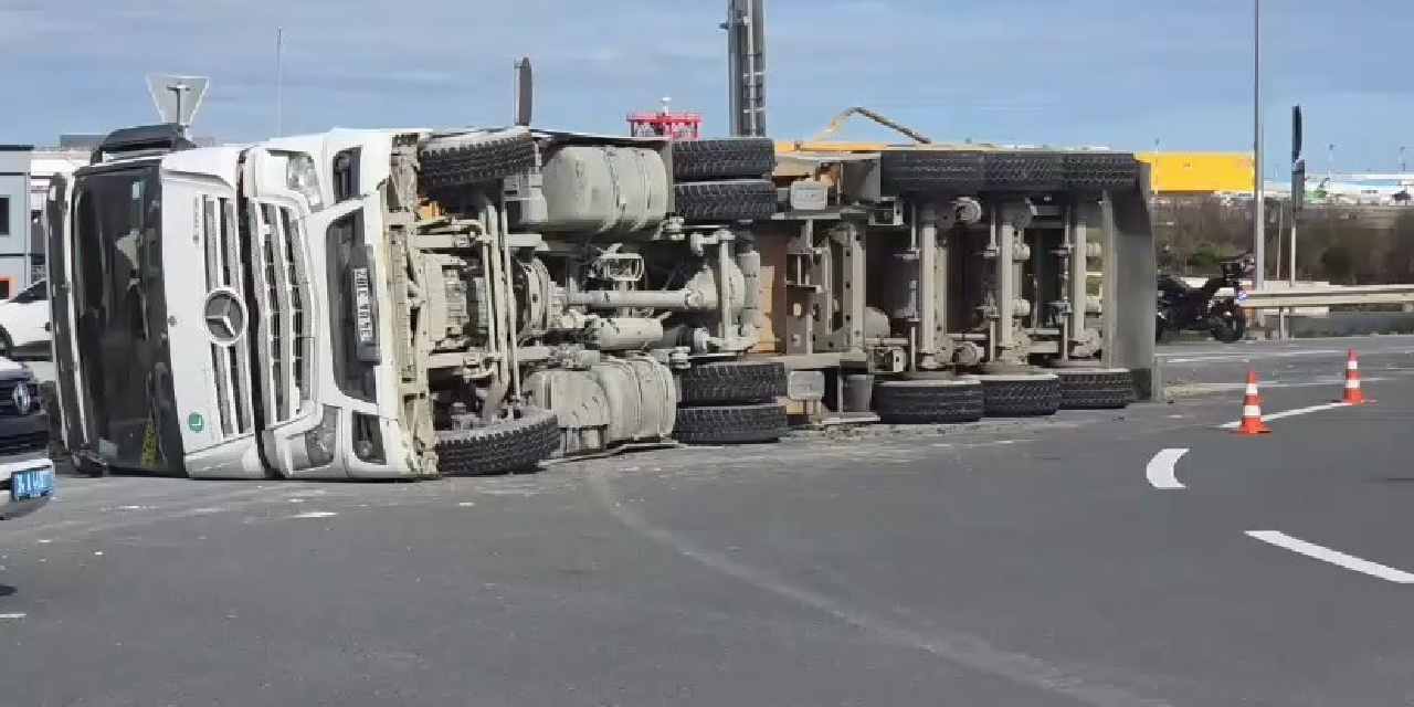 Arnavutköy’de hafriyat kamyonu devrildi: Sürücü ölümden döndü