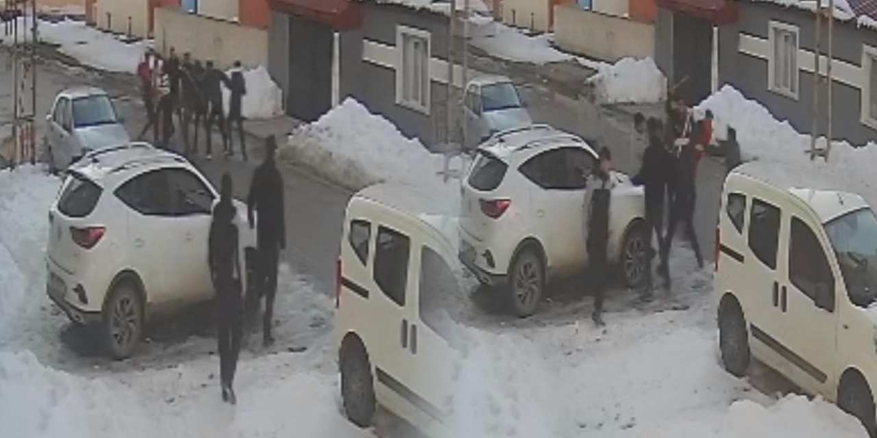 Kars'ta iftar öncesi silahlı kavga! 2 grup birbirine girdi