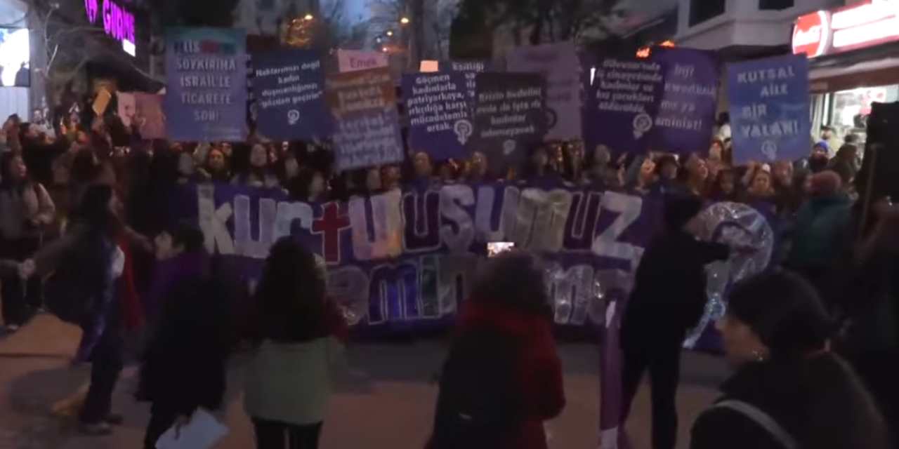 İstanbul'da 24. Feminist Gece Yürüyüşü: Kadınlar yasaklara rağmen bir araya geldi