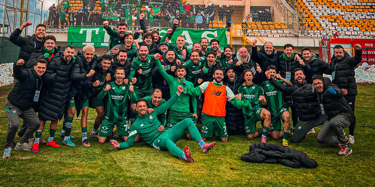 TFF 2. Lig'de kaybedince taraftarlar taş attı