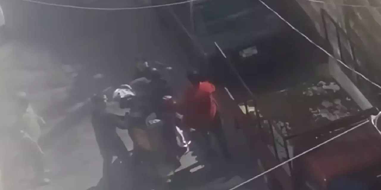 Film sahnelerini aratmayan kavga: Yarım saat sonra kalabalıkla geri döndü