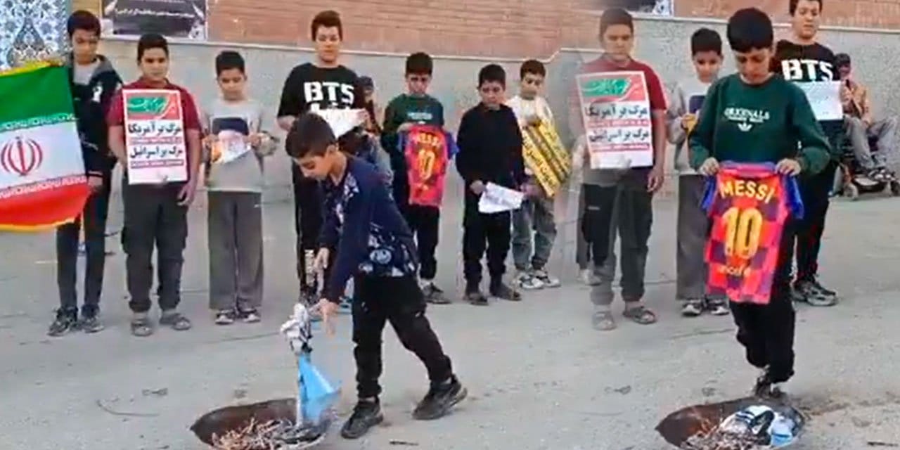 İranlı çocuklar sıraya girdi: Messi formalarını tek tek ateşe verdi