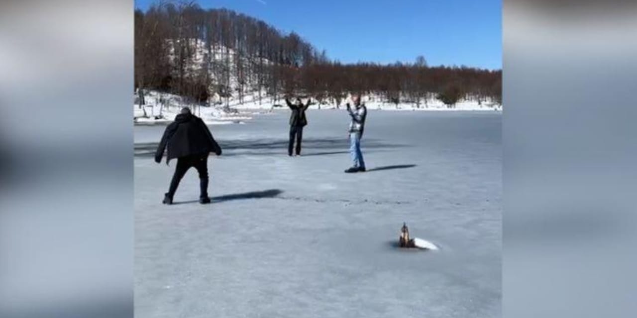 Soğuk hava gölü dondurdu: Vatandaşlar buzun üzerinde yürüyüş yaptı