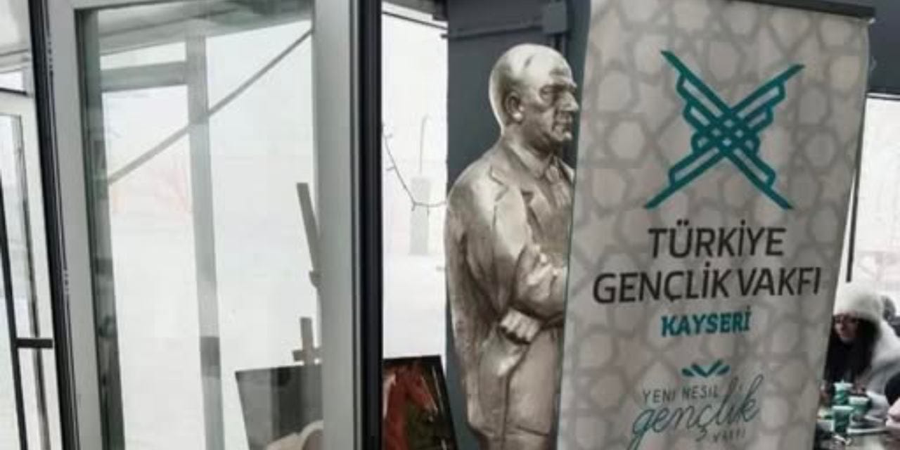 Atatürk heykelini TÜGVA afişiyle kapattılar!