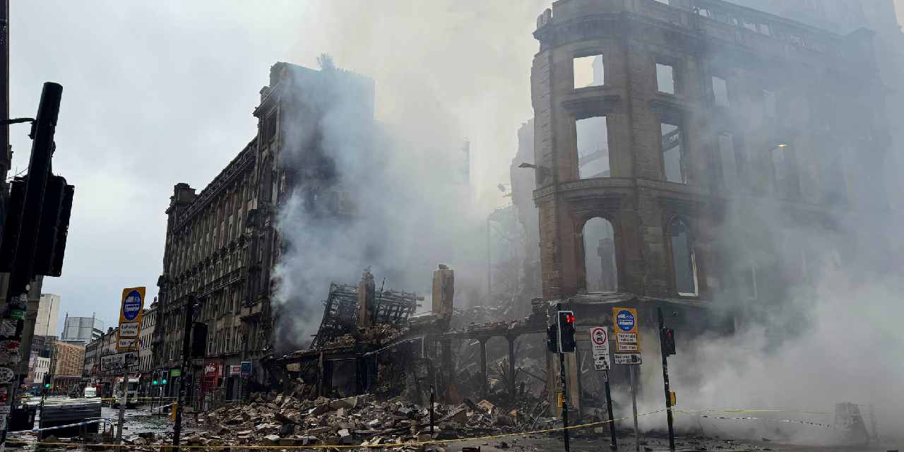 Günlük 70 bin yolcunun kullandığı tren istasyonunda yangın çıktı