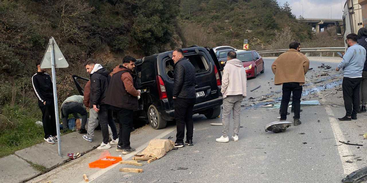 Hafriyat kamyonuyla kafa kafaya çarpışan aracın sürücüsü kurtarılamadı