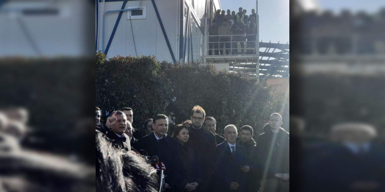 İmamoğlu davasının en çarpıcı karesi Özgür Özel konuşurken çekildi