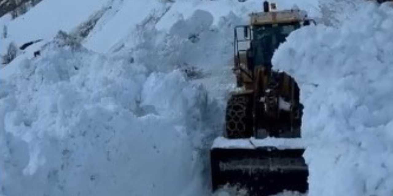 Köy yoluna çığ düştü! Metrelerce kar yolu kapattı