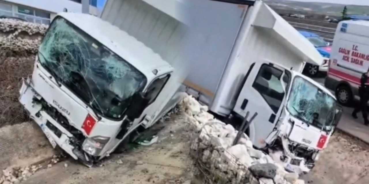 Kamyonuyla refüje çarptı hastaneye kaldırıldı: Kaza anı kamerada!