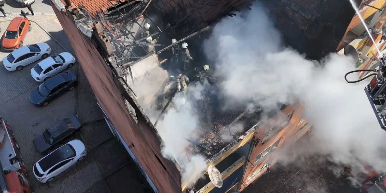 Esenler'de korkutan yangın! 4 katlı binanın çatısı kül oldu